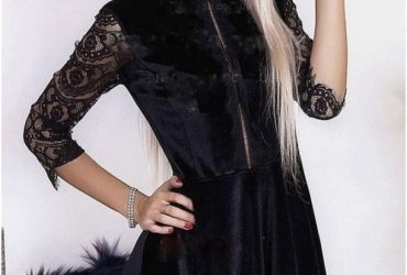 Оксамитова коротка сукня чорного кольору.