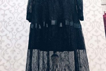Чорна мереживна сукня, дизайнер Roberta Biagi.