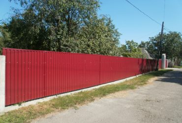 Забор для загородного дома из профнастила, из сетки, из штакетника (Киев и Киевская область)