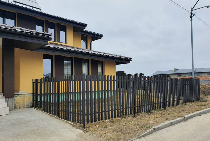 Забор для загородного дома из профнастила, из сетки, из штакетника (Киев и Киевская область)