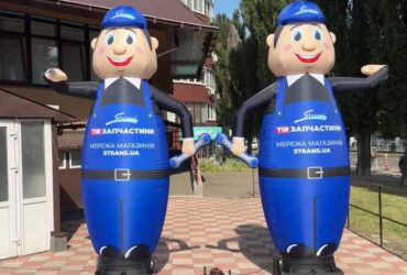 Человек машет на дороге, реклама в месте продаж 340 см