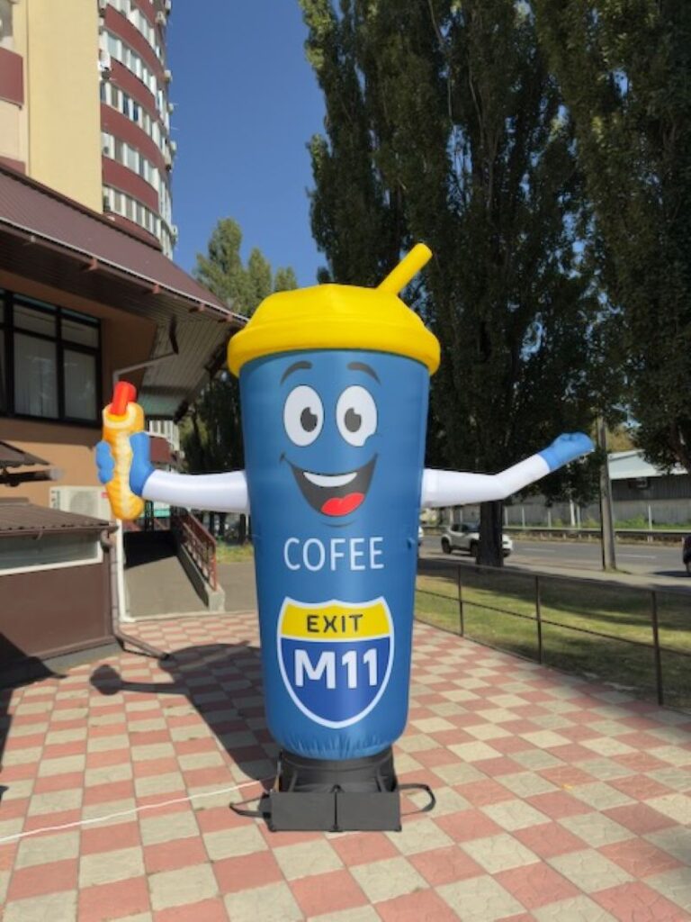 Человек машет на дороге, реклама в месте продаж 340 см