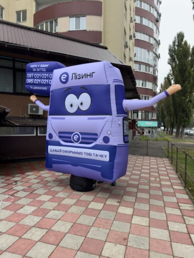 Человек машет на дороге, реклама в месте продаж 340 см